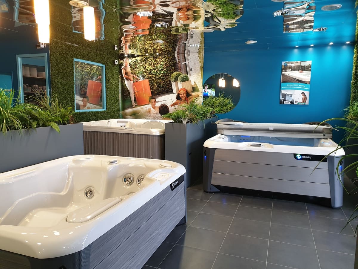 Showroom Spas & Wellness à Metz avec modèles exposés de spas Hot Spring et Endless Pools
