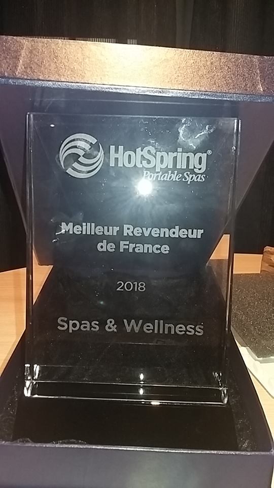 Trophée de meilleur revendeur de France Hot Spring 2018 reçu par Spas & Wellness