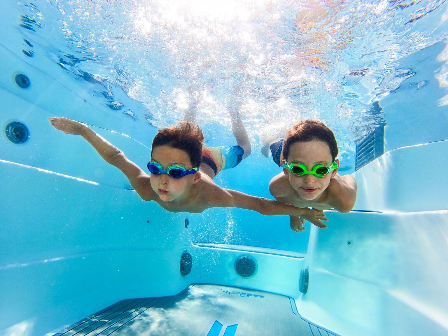 Enfants nageant dans spa de nage Resport R220 Endless Pools