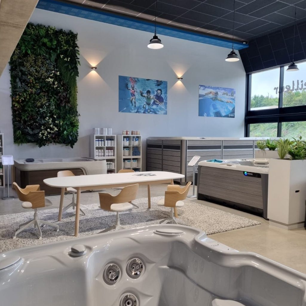 Showroom Spas & Wellness de Nancy Champigneulles avec espace d'accueil et spas exposés