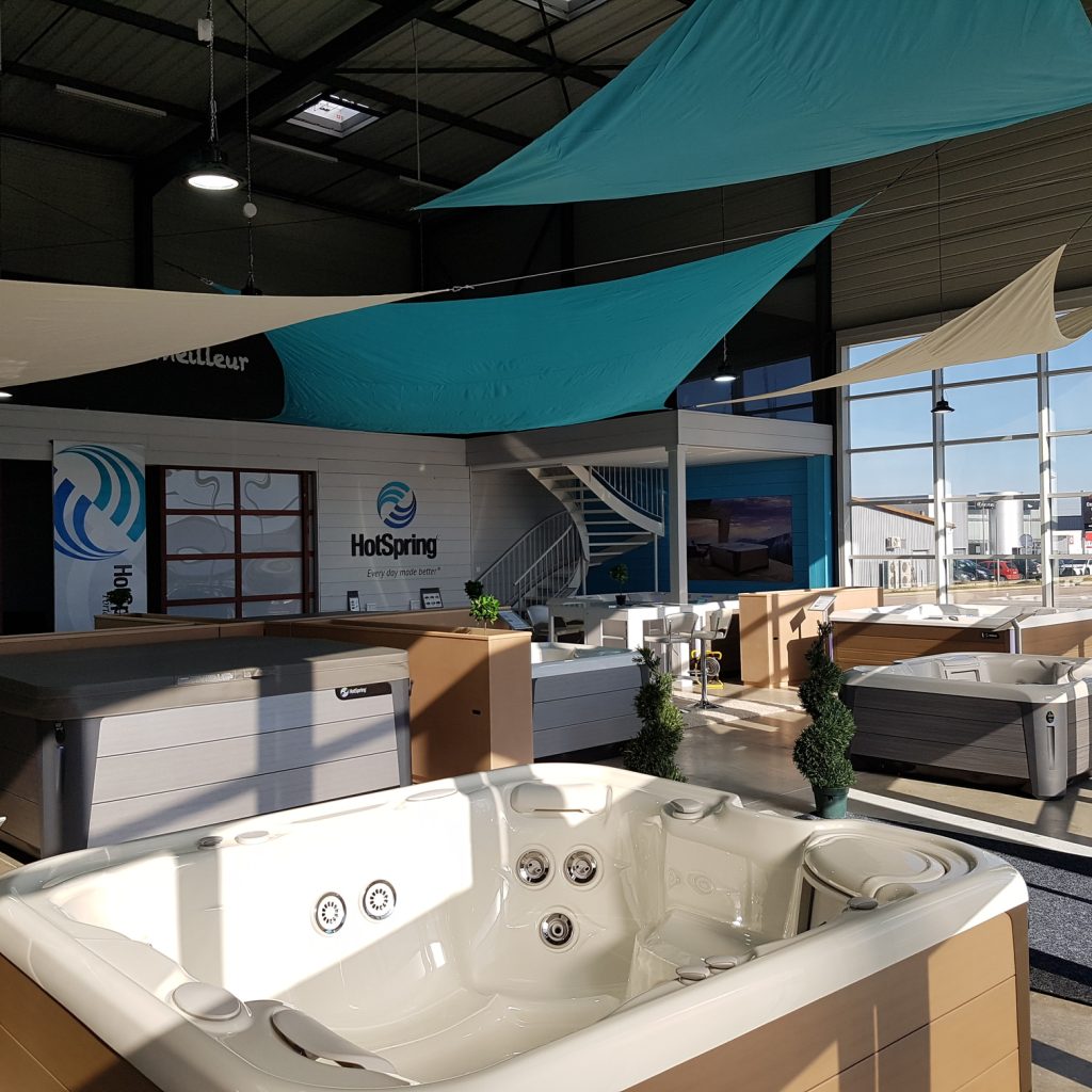 spas-wellness-spa-de-nage-endless-pools-piscine-dijon Showroom Spas & Wellness à Dijon avec modèles de spas Hot Spring et Endless Pools exposés