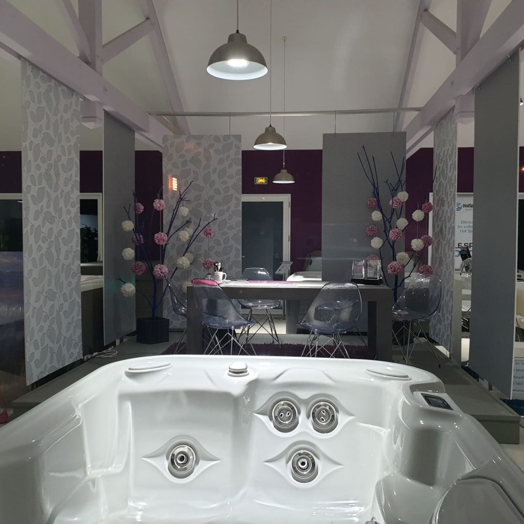 Showroom Spas & Wellness à Roville proche de Nancy avec modèles exposés de spas Hot Spring et Endless Pools